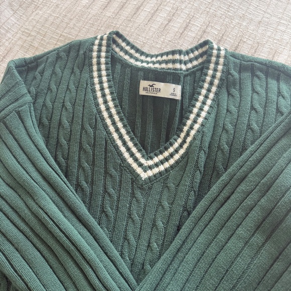 CABLE-KNIT V-NECK SWEATER - Picture 2 of 4